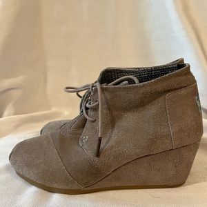 TOMS Kala Tan Suede Wedge lace up shoe. ‎ Flannel pattern inside.  Women’s 7.5